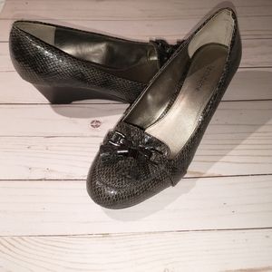 Liz Claiborne 9.5 m grey tasseled snakeskin wedge,